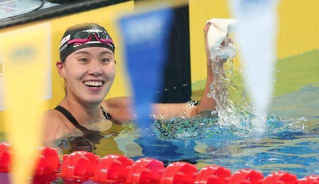 傅园慧身价千万,却无缘国家队,如今剑走偏锋拟入职浙大_游泳_仰泳