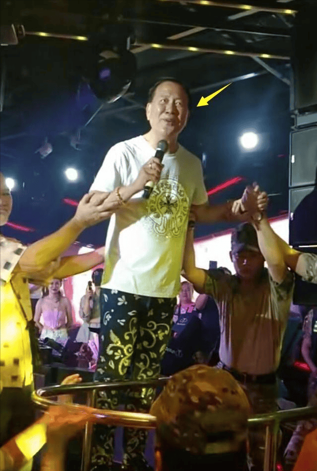网曝万梓良在东南亚商演,赔笑一场只有两万,还不如具俊晔拿的多