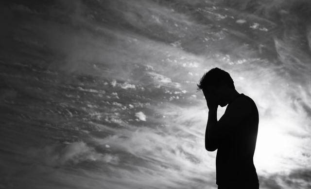 如果王先生感到情绪低落,压抑和无助,去看精.神.