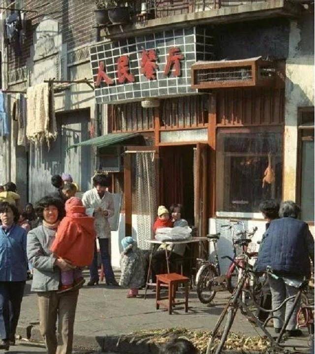 70年代下馆子:顾客点菜慢遭服务员训斥,穷人靠他人宴请来沾光