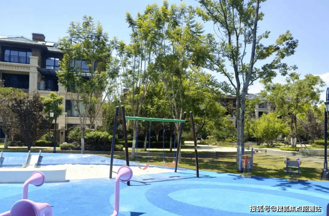 俊发生态半岛项目位于昆明湖滨生态城区中心位置,滇池国际会展中心旁