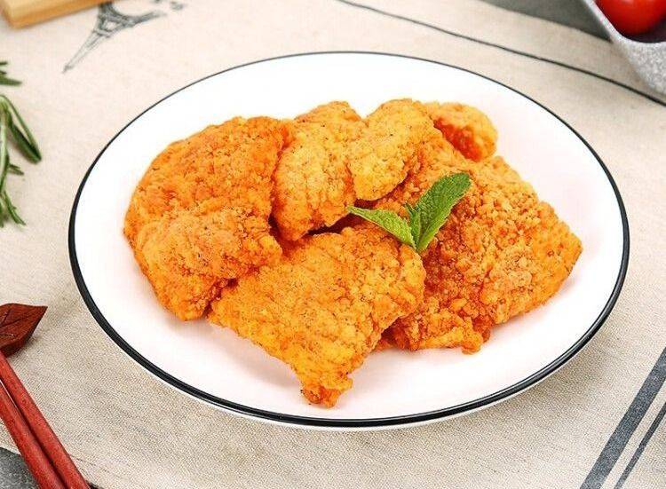 五,装盘享用将炸好的香酥鸡排摆放在盘中,可以根据个人喜好搭配沙拉酱