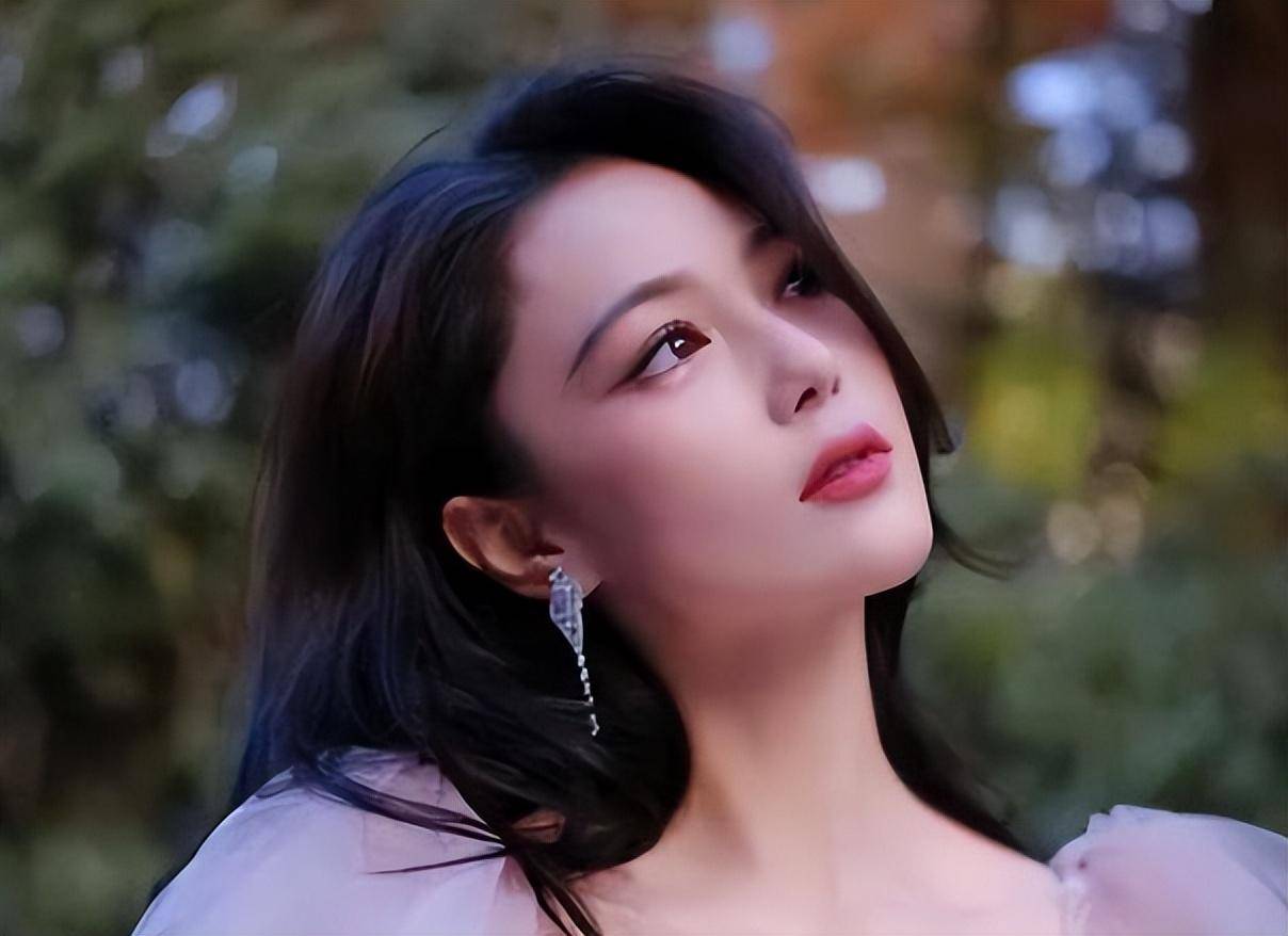 社交媒体上,张馨予发布了这次公益活动的相关照片和视频,引发了众多