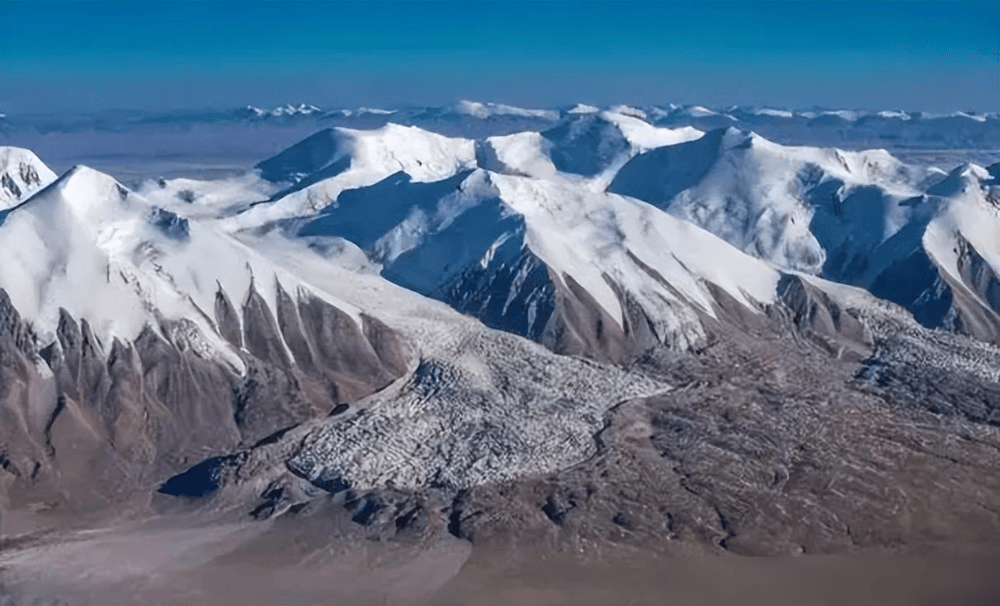 青藏高原是全球海拔最高的生态系统,属于是极端环境下的生命之地