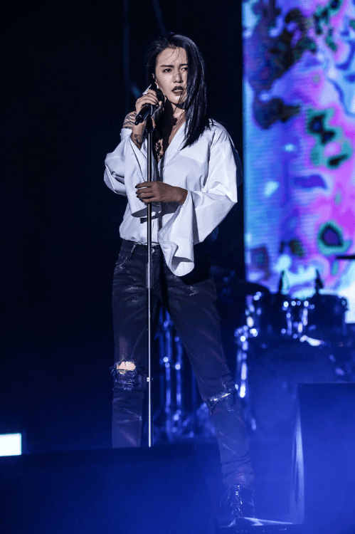 娶了"摇滚女神"谭维维,生下一儿一女,陈亦飞的生活幸福吗?