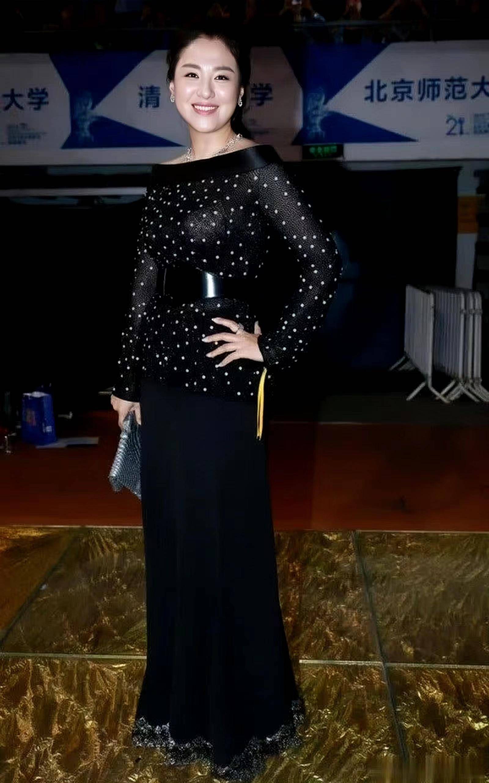 久不现身的沈傲君减肥成功,黑色透视裙难掩好身材