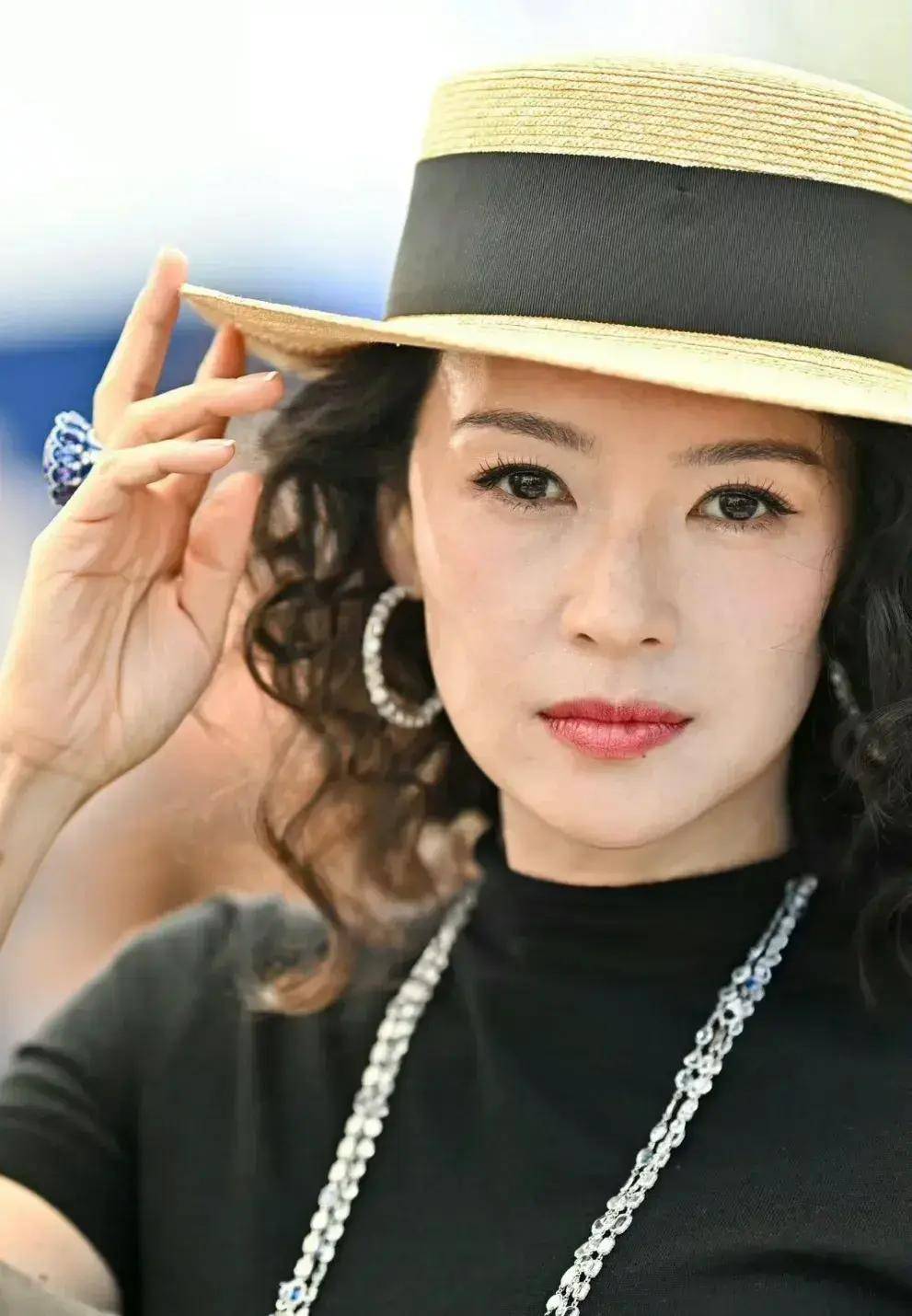 章子怡戛纳踢腿的图出了,她咧着嘴笑的放肆,她满脸雀斑但很好看