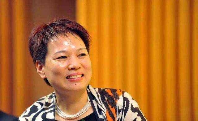本钱,是从母亲手里拿到的几十元钱,来到东北后,她白天摆地摊,叫卖刺绣