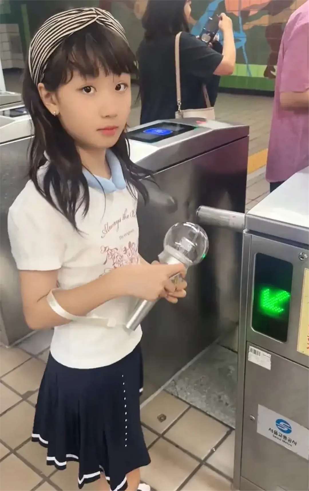 彤彤高颜值,洪欣瘦身显著,腿细长迷人_孩子_女儿_网络