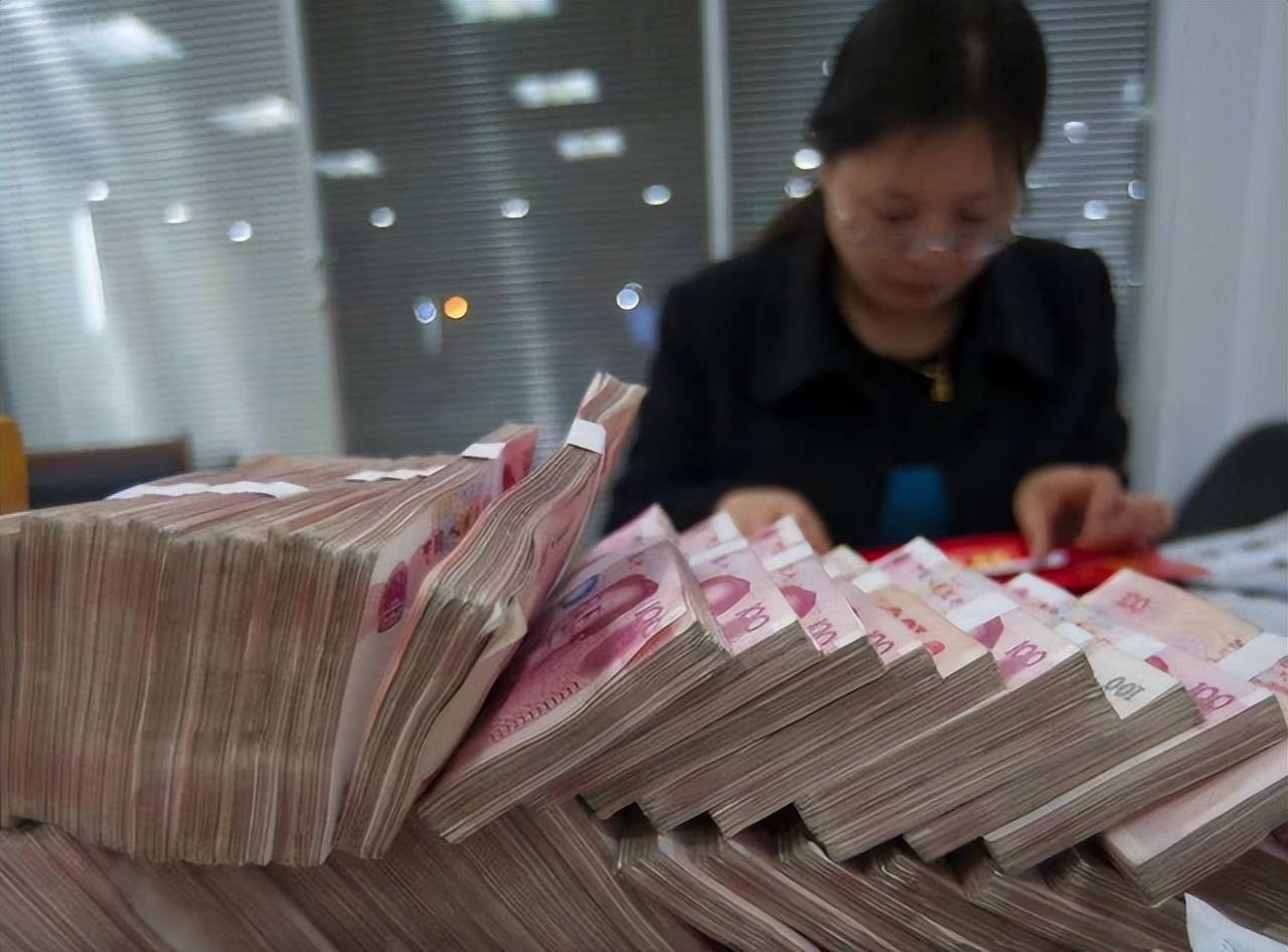 若把20万存银行,大概能拿到多少利息?银行员工透露出"这个数"