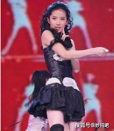 刘亦菲早年是有多大胆?刚出场下半身就被锁定,仙女也曾堕落