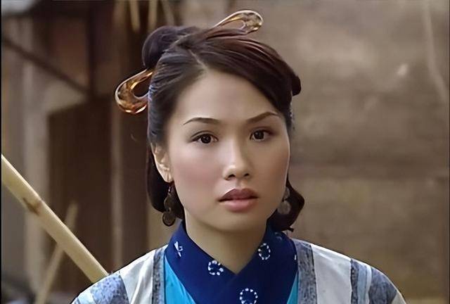48岁袁彩云带女儿游大理,淡妆出镜状态真实,11岁女儿害羞像母亲