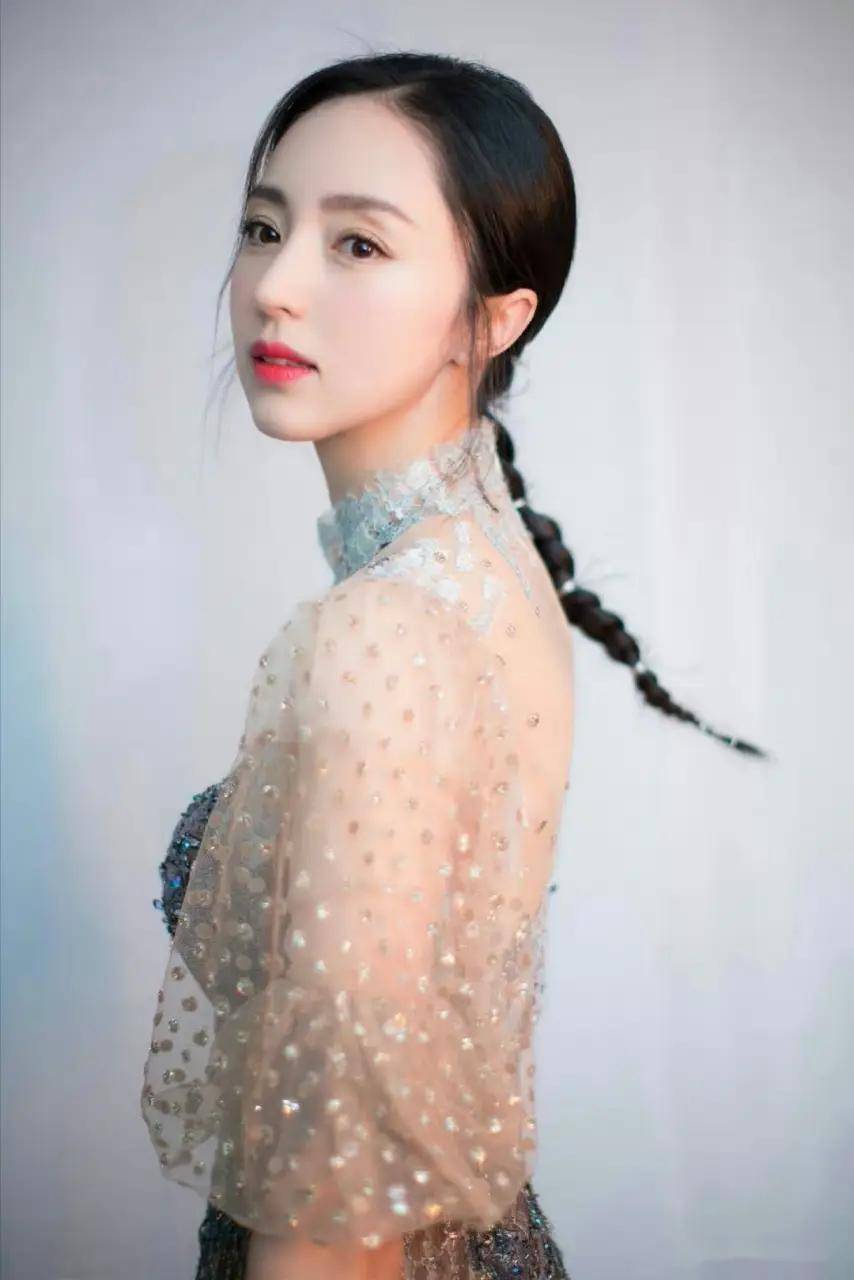 董璇的写真展现完美的身材曲线,这谁顶得住啊!