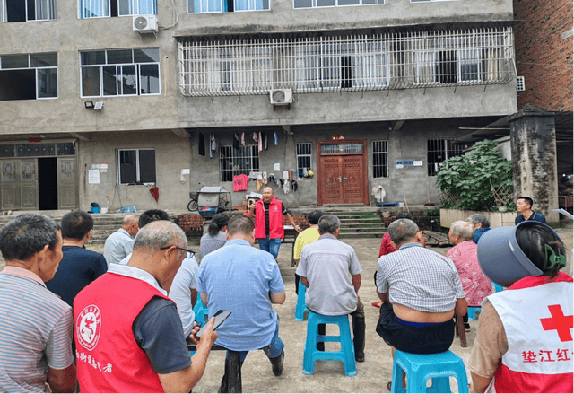 垫江县:闻汛而动 县科技特派员田间地头指导农户灾后恢复生产