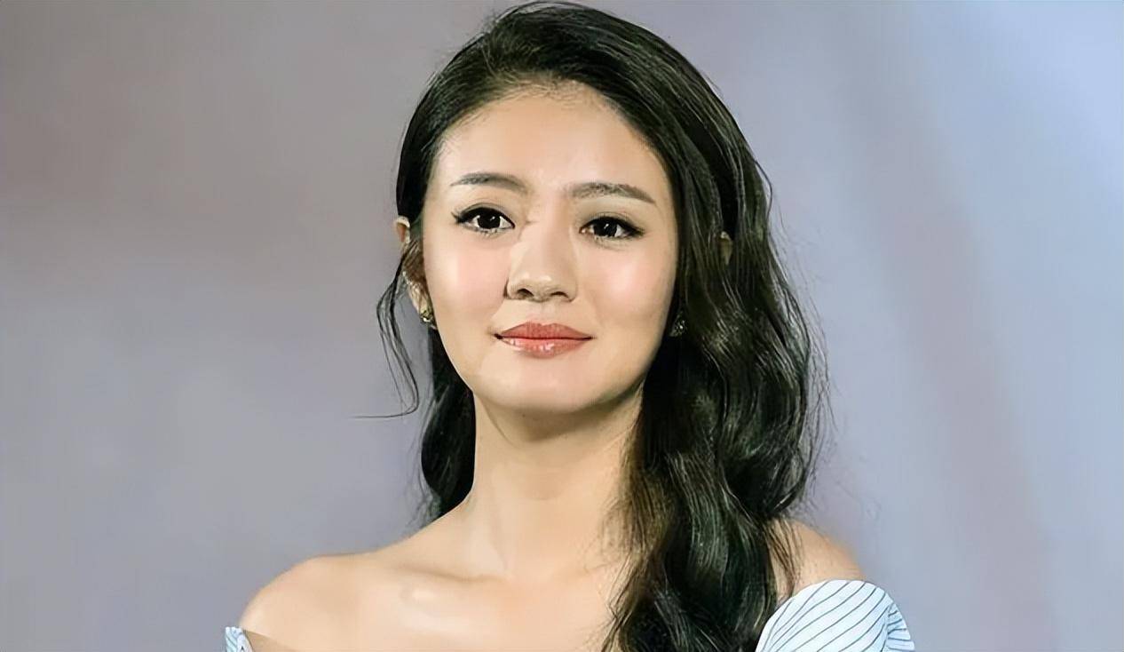 要说安以轩是个恋爱脑,谁信?20岁之前则过着锦衣玉食的生活.