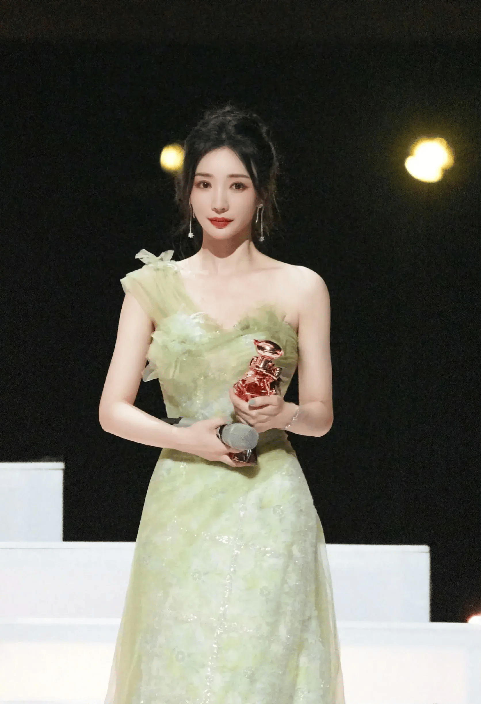 43岁柳岩不幸确诊肿瘤!手术3个月后复发,女神光鲜的背后是无奈