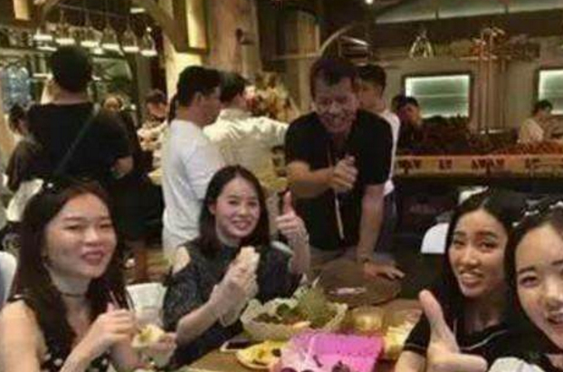   引起 中国人在泰国吃自助餐，而且一直吃。老板一看傻眼了，员工怒了:剥手都肿了。 