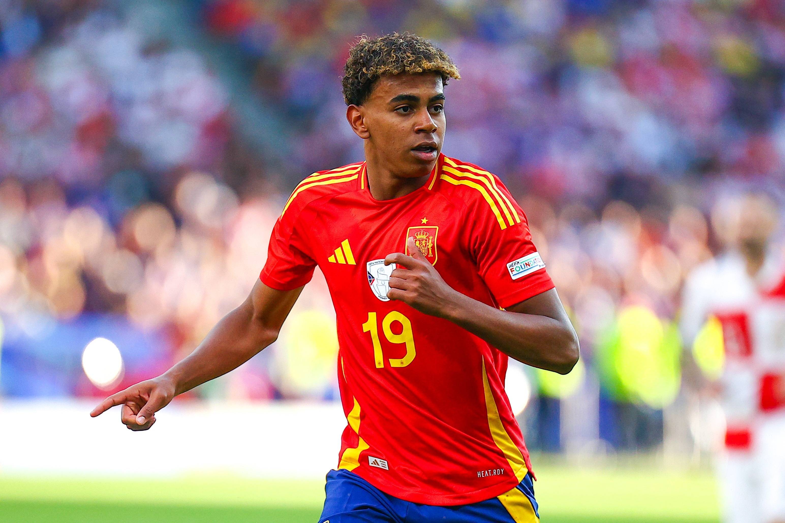 在欧洲杯决赛前过生日,恰好也迎来了亚马尔的人生巅峰,西班牙国家队为