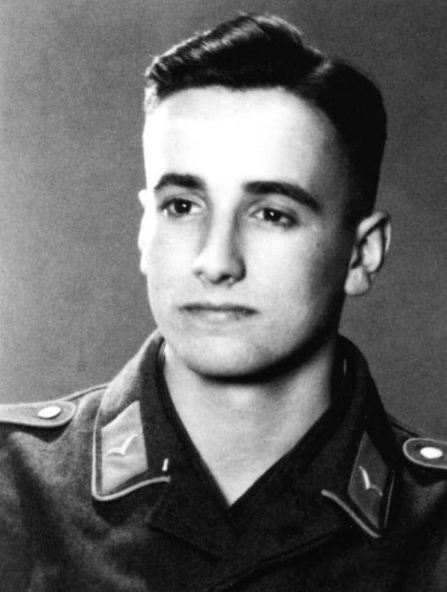 单人干掉了相当于侵华日军的技术兵器这两个飞行员远超哈特曼_鲁德尔