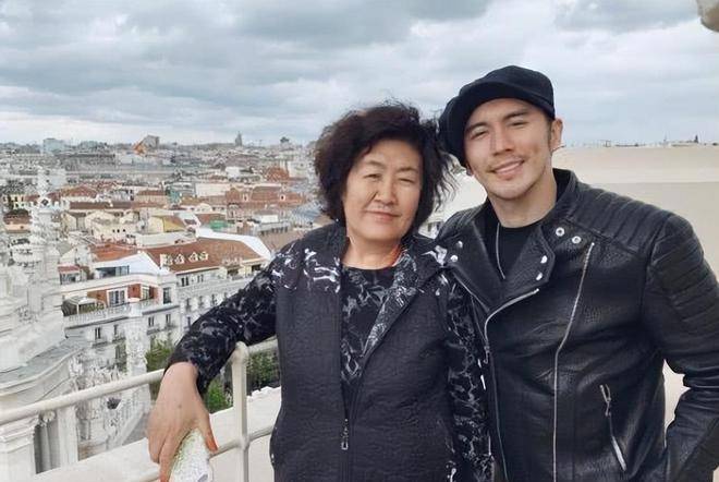 张伦硕:42岁生日当天给老母亲送了一辆价值50余万元的豪车表孝心