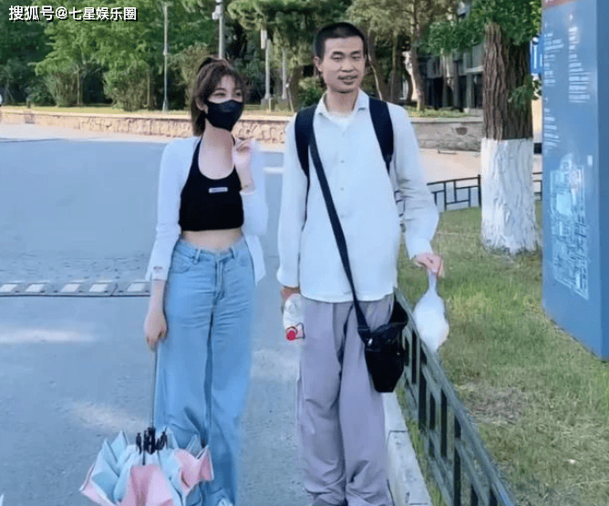 北大韦神被吐槽"字丑",穿着邋遢不讲卫生,堂哥发声维权