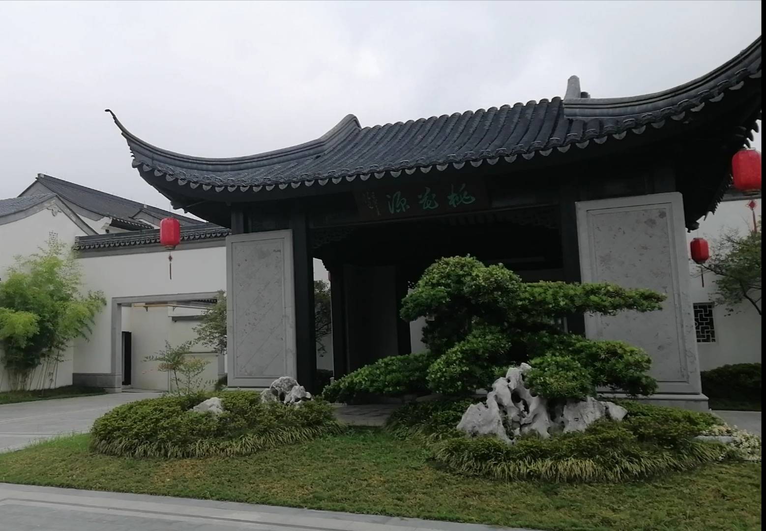 参观完桃里春风,开始乘观光车游览枣林湾核心景区——世界园博园.