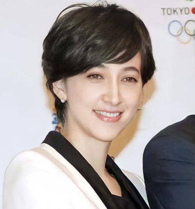 日本最美混血主播:名人二代收割机,42岁挺着孕肚嫁前首相之子