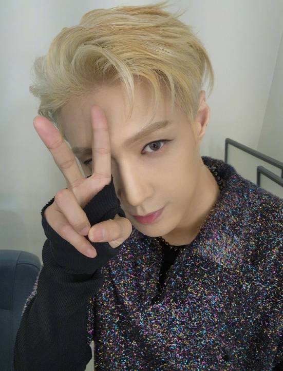 黄子韬官宣穿搭被扒,外套2万手表2千万,徐艺洋不及其零头被嘲