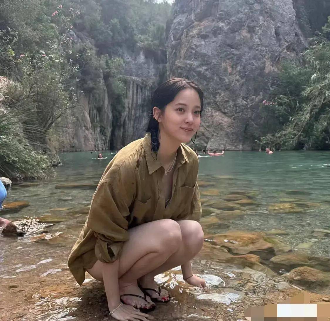 欧阳娜娜西班牙度假,晒自拍视频,小肚腩抢镜她真的没有身材焦虑