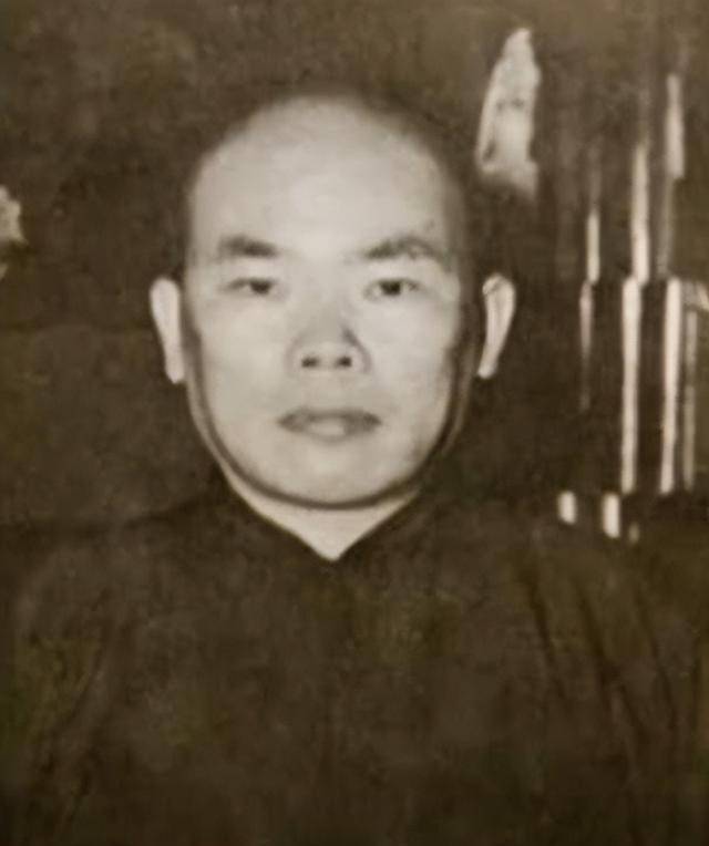 恩人儿子来投靠,杜月笙妻子故意扔钱试探:如果捡了,就打发他走