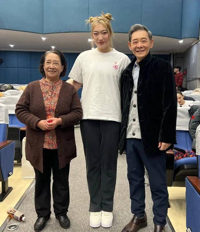 李梦是中国女篮现役最优秀的运动员之一,她的职业生涯充满了传奇色彩.