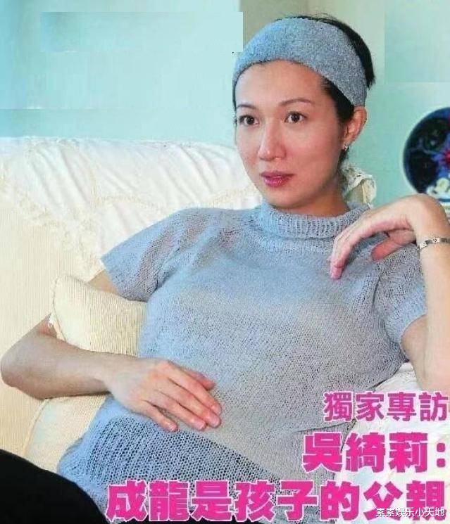 1999年吴绮莉怀孕6个月,为小龙女准备婴儿鞋,头戴帽巾做孕妇