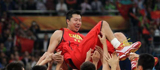 1994年和1996年的中国男篮成就了世锦赛第八名,奥运会第八名的历史最