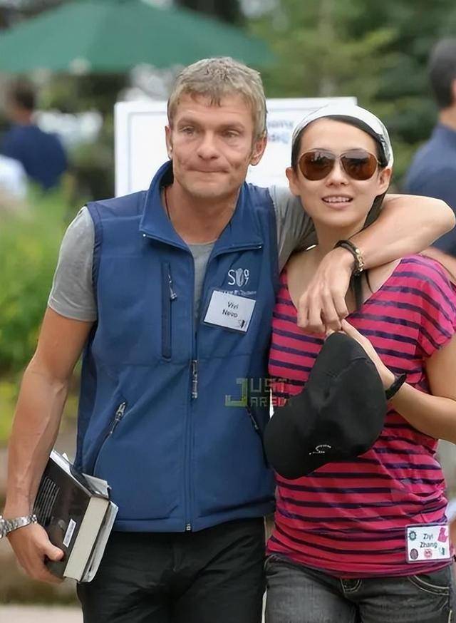 曾经跟章子怡"叠罗汉"的未婚夫vivi,现身默多克婚礼,瘦成植物人