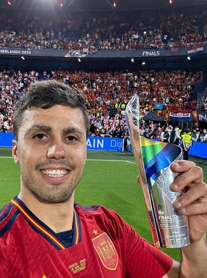 欧洲杯各奖项出炉:6人共享金靴!罗德里获mvp,亚马尔包揽2大奖