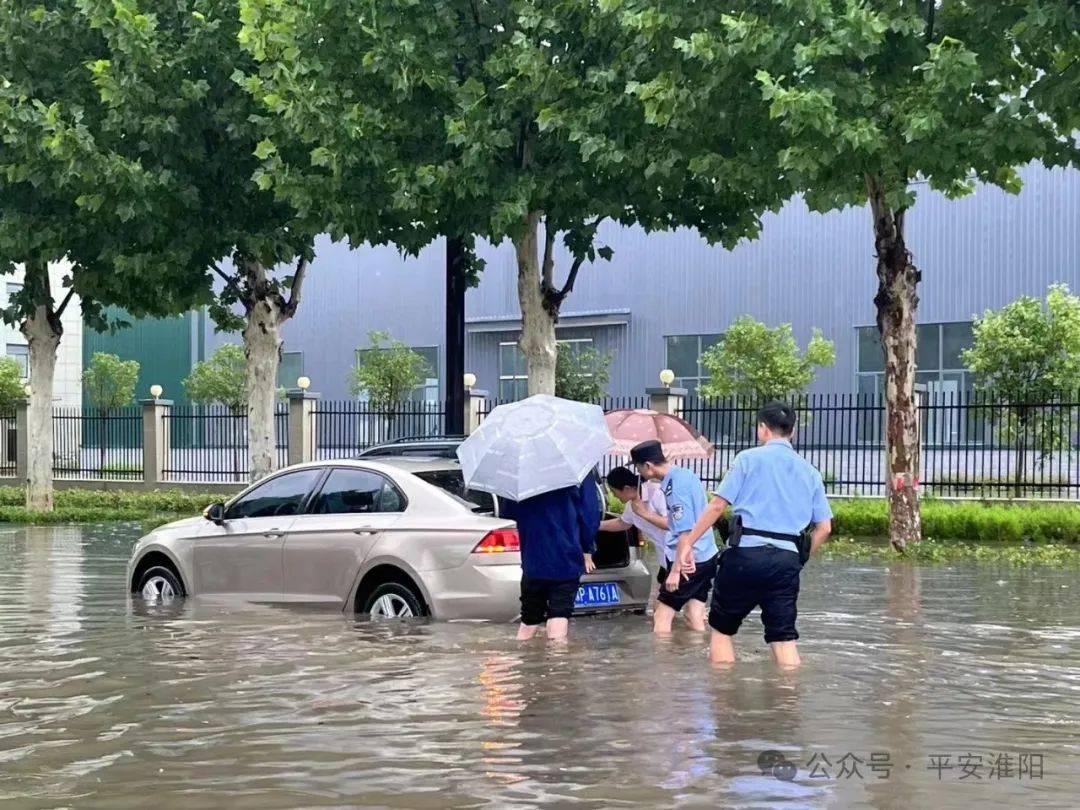 暴雨来袭 淮阳公安风雨中守护平安