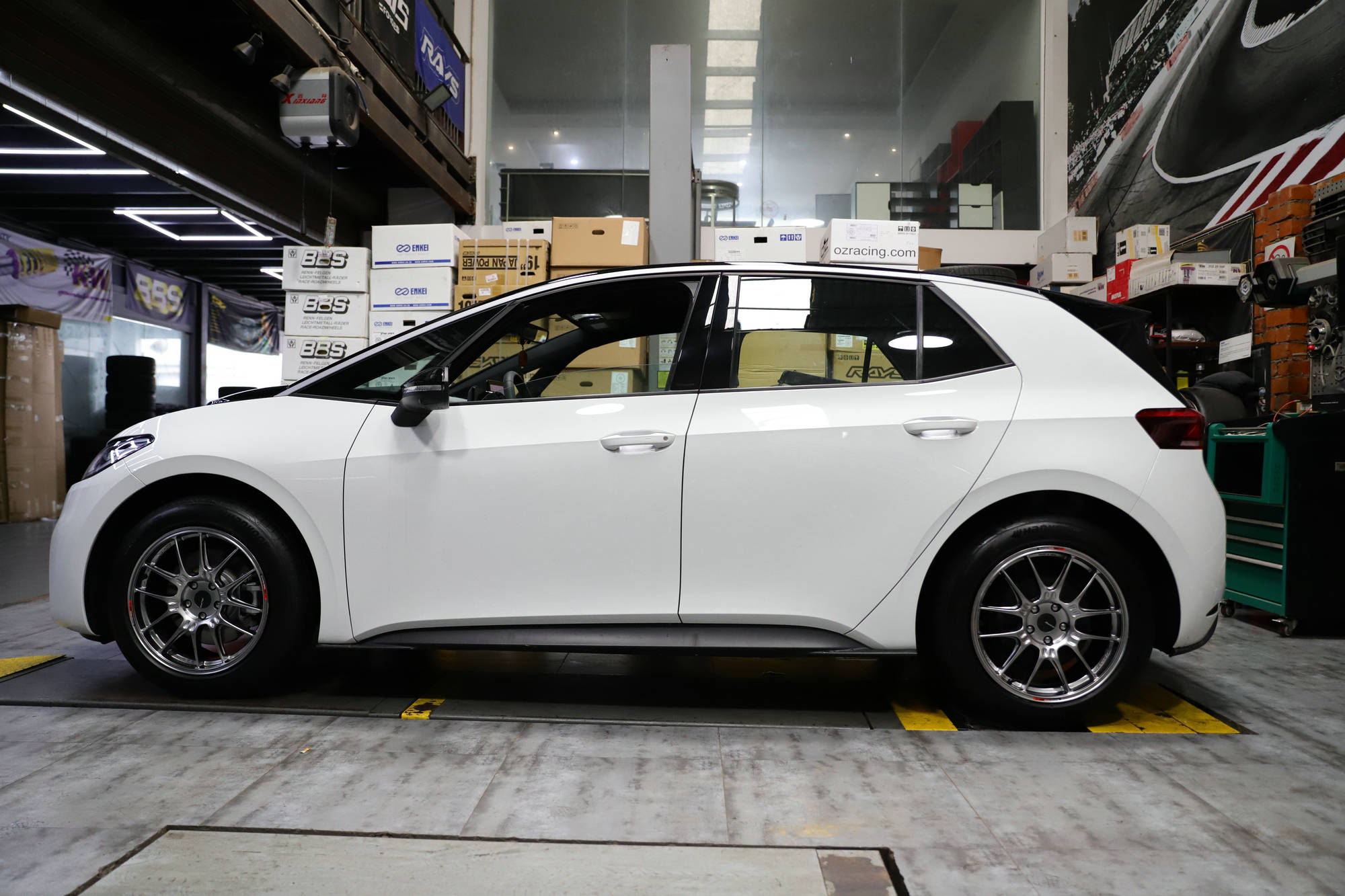 电动新生代:大众id3换装日本enkei gtc02轮毂的改装之路