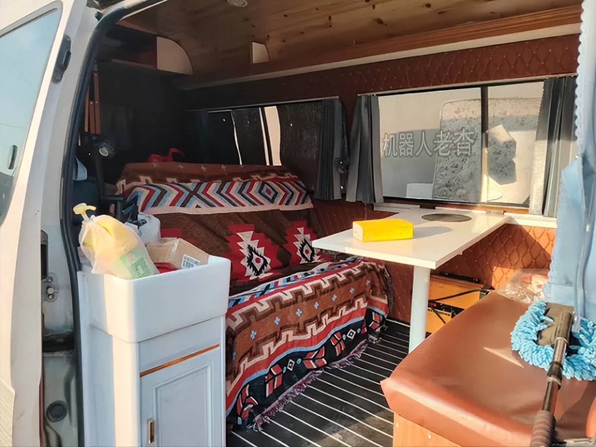 外观朴素露营车,金杯海狮改装床车旅行,牛人设计b型房车自驾游