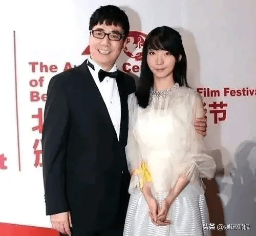 范明继子罕晒全家福!穿万元短袖太豪横,范明女儿出镜颜值不如妈