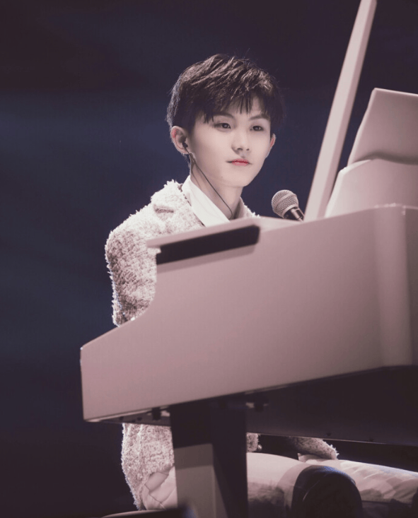 作为出道成团的队长,马嘉祺好像并没有获得更多的资源倾向,2021年高考