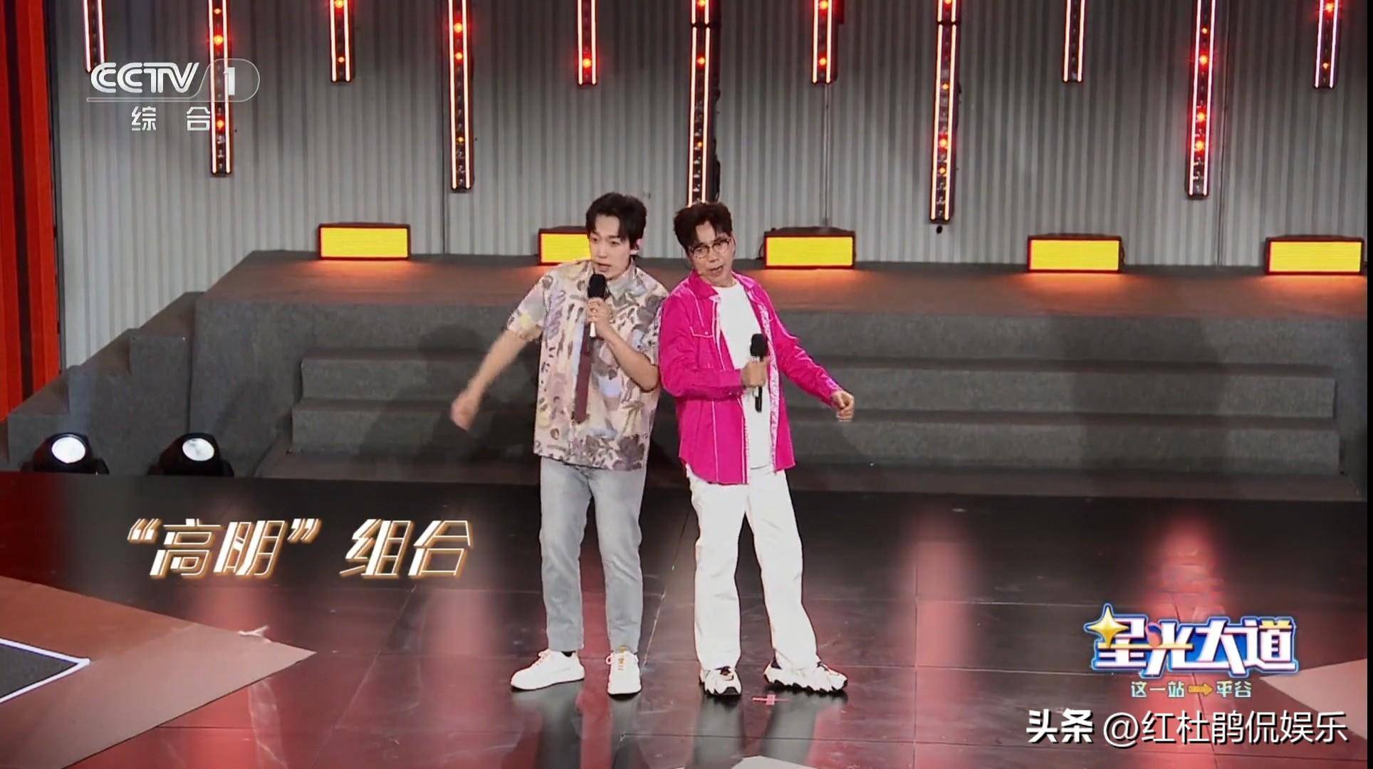 《星光大道》新版季赛,主持人朱迅回归,网友吐槽的范明终于下课