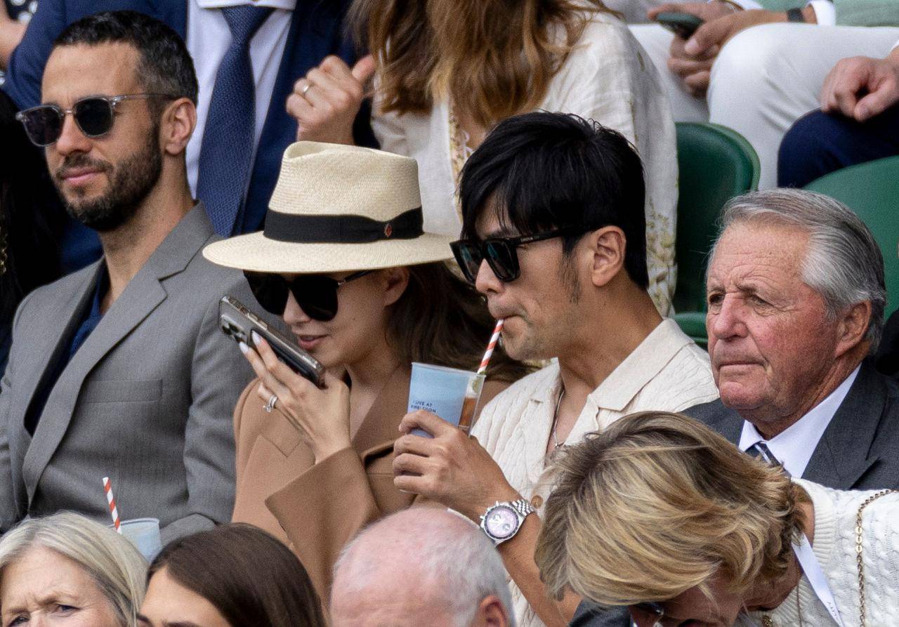 周杰伦和老婆昆凌现身球场观赛的合照,透过照片可见到,夫妻俩穿着相同