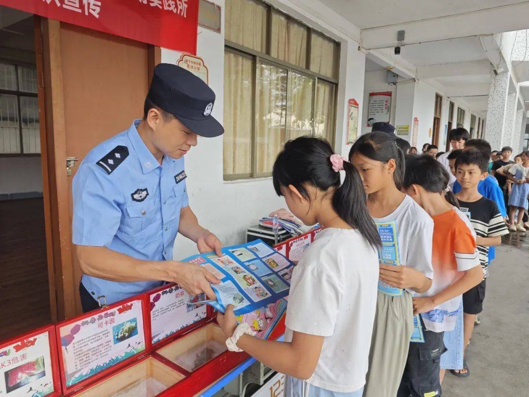 南径镇青洋村干部和青洋小学师生共130多人参加活动.