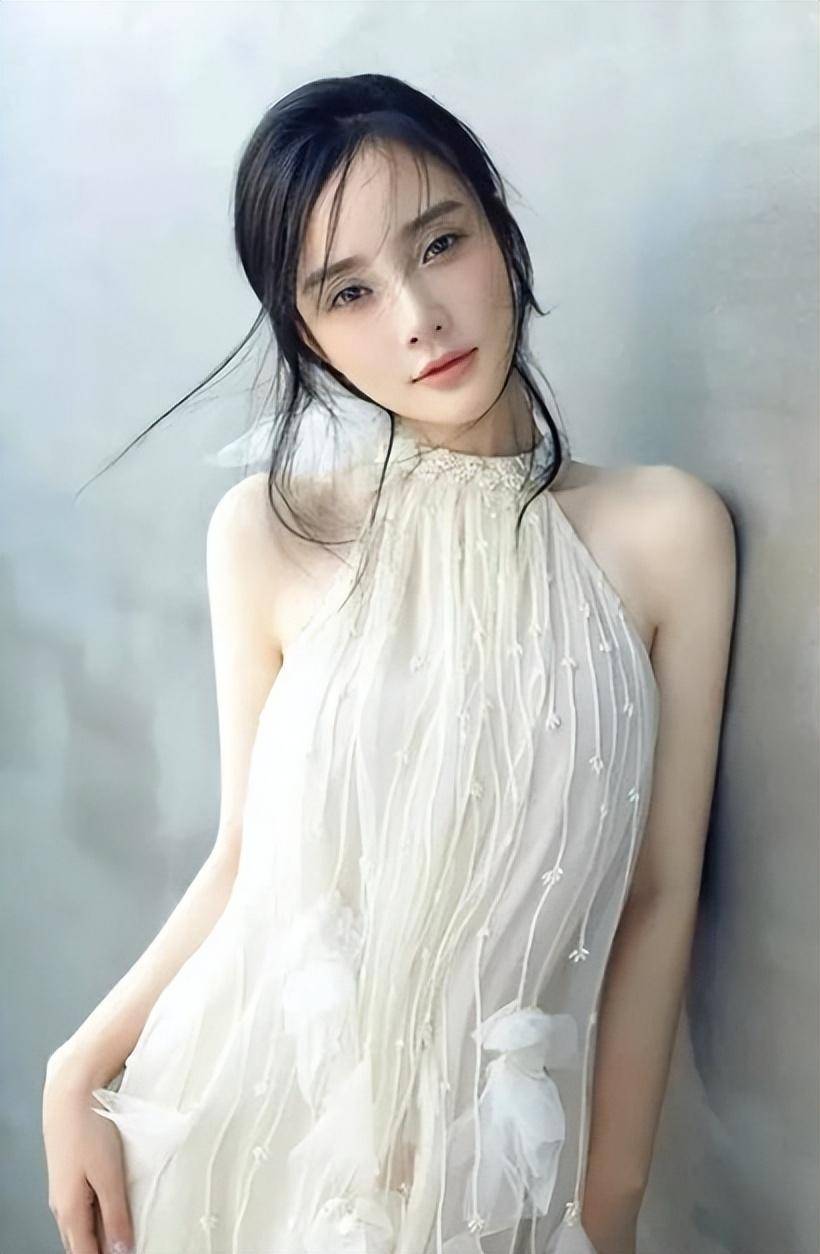 没想到,"做头发"事件才过去6年,李小璐就以"这种姿态"出现