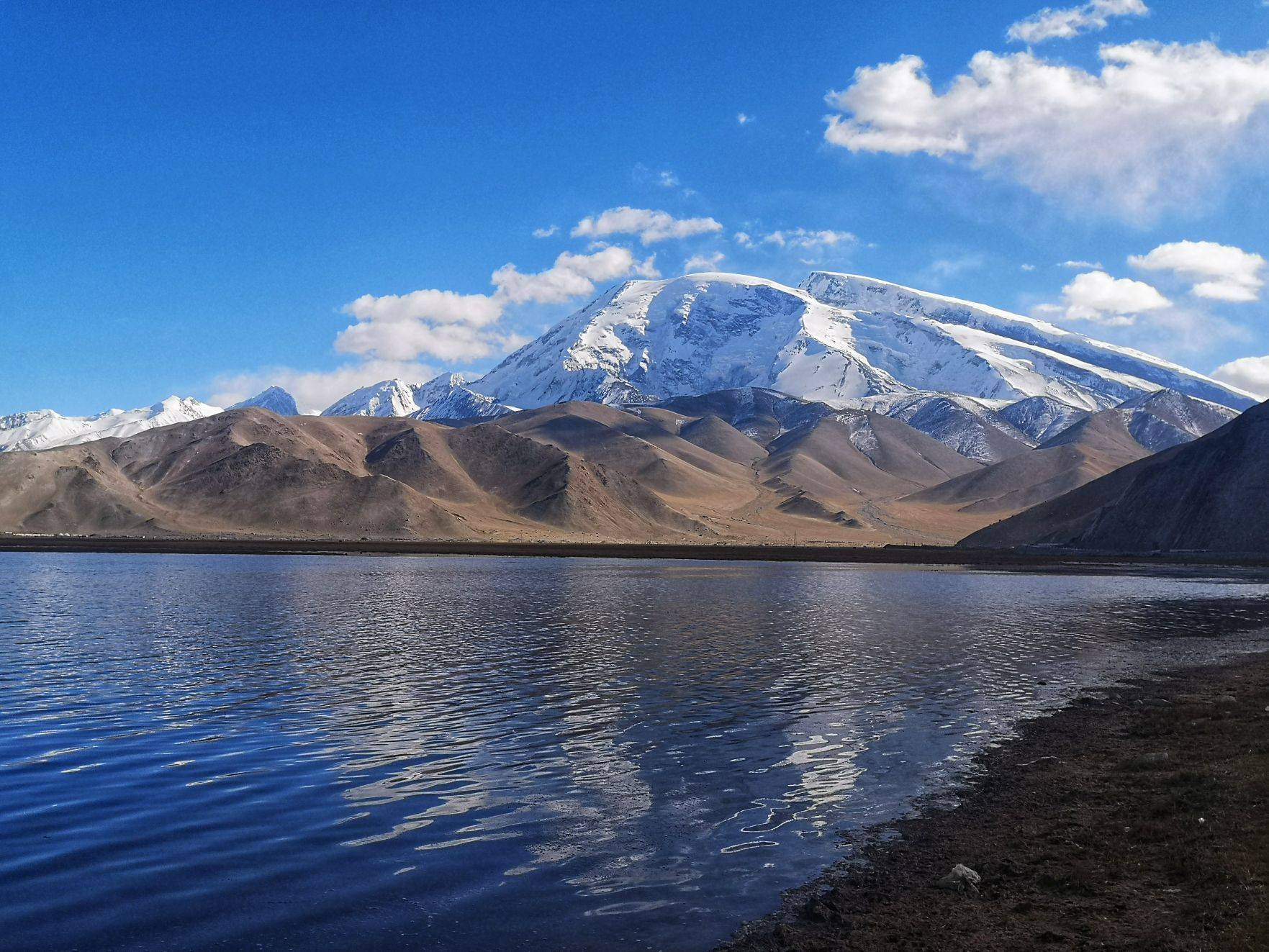 慕士塔格峰下的蓝色宝石:探秘喀拉库勒湖的自然奇观