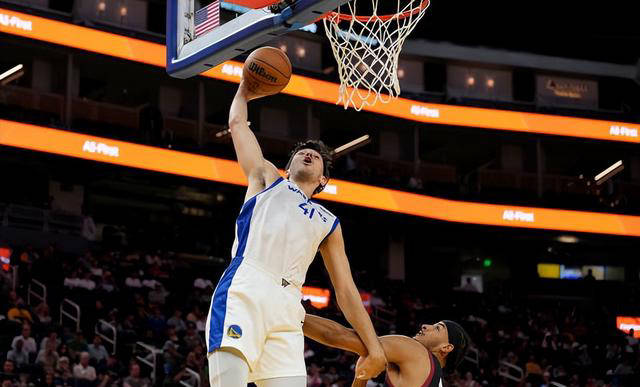 以色列中锋在夏季联赛中展现出色,助勇士击败骑士