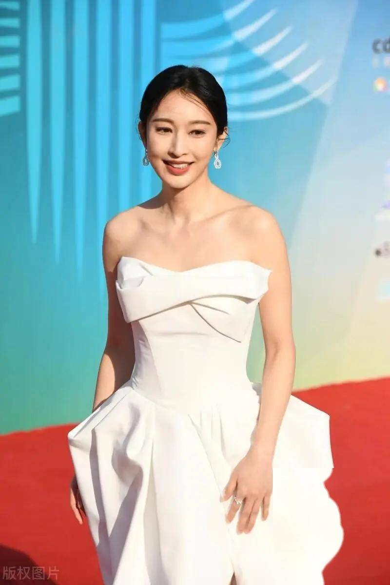 张俪38岁写真曝光,这谁顶得住?迷人写真展现女神风采,美貌与才华兼具!