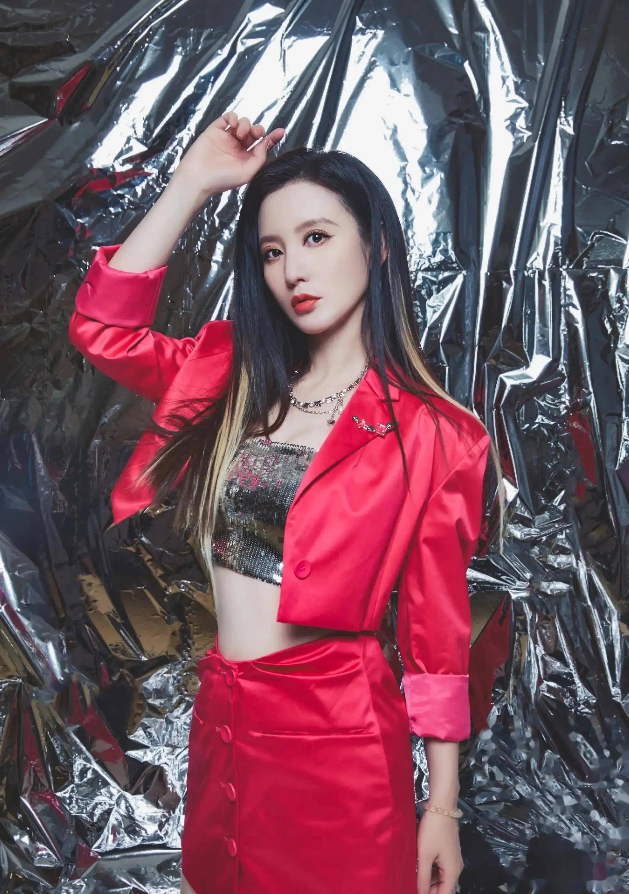 [43岁的张萌,这身材谁顶得住!写真展示完美曲线,美貌与魅力无人能敌]