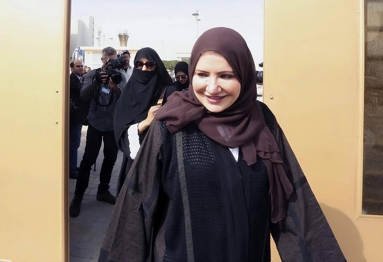 1977年沙特公主与情人私奔被抓回,生生被石头砸死,男友被斩首