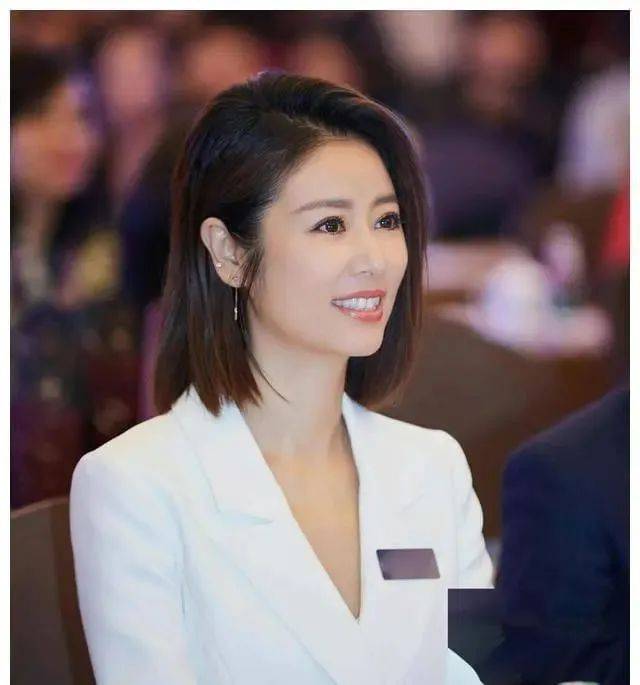 49岁林心如咋整成这样了?少女气息扑面而来,好羡慕他老公